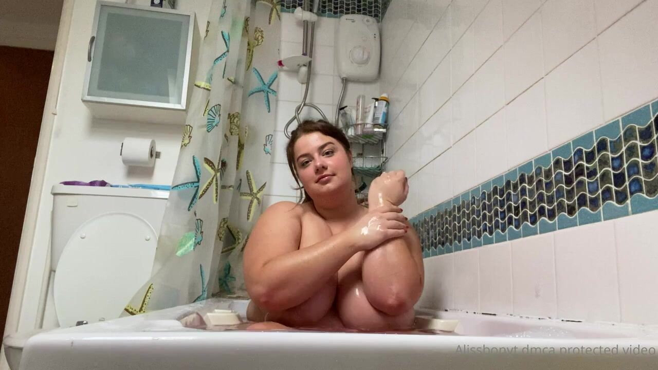 Aliss Bonython (alissbonyt) - BBW Bathtime