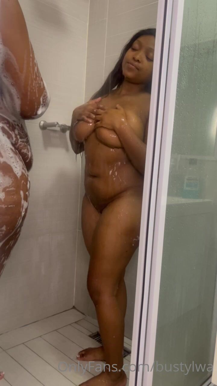 bustylwa lesbian shower scene