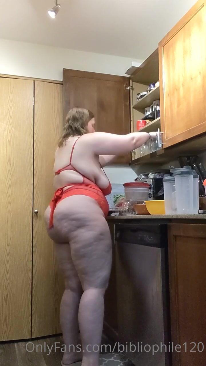 Bibliophile120 huge girl