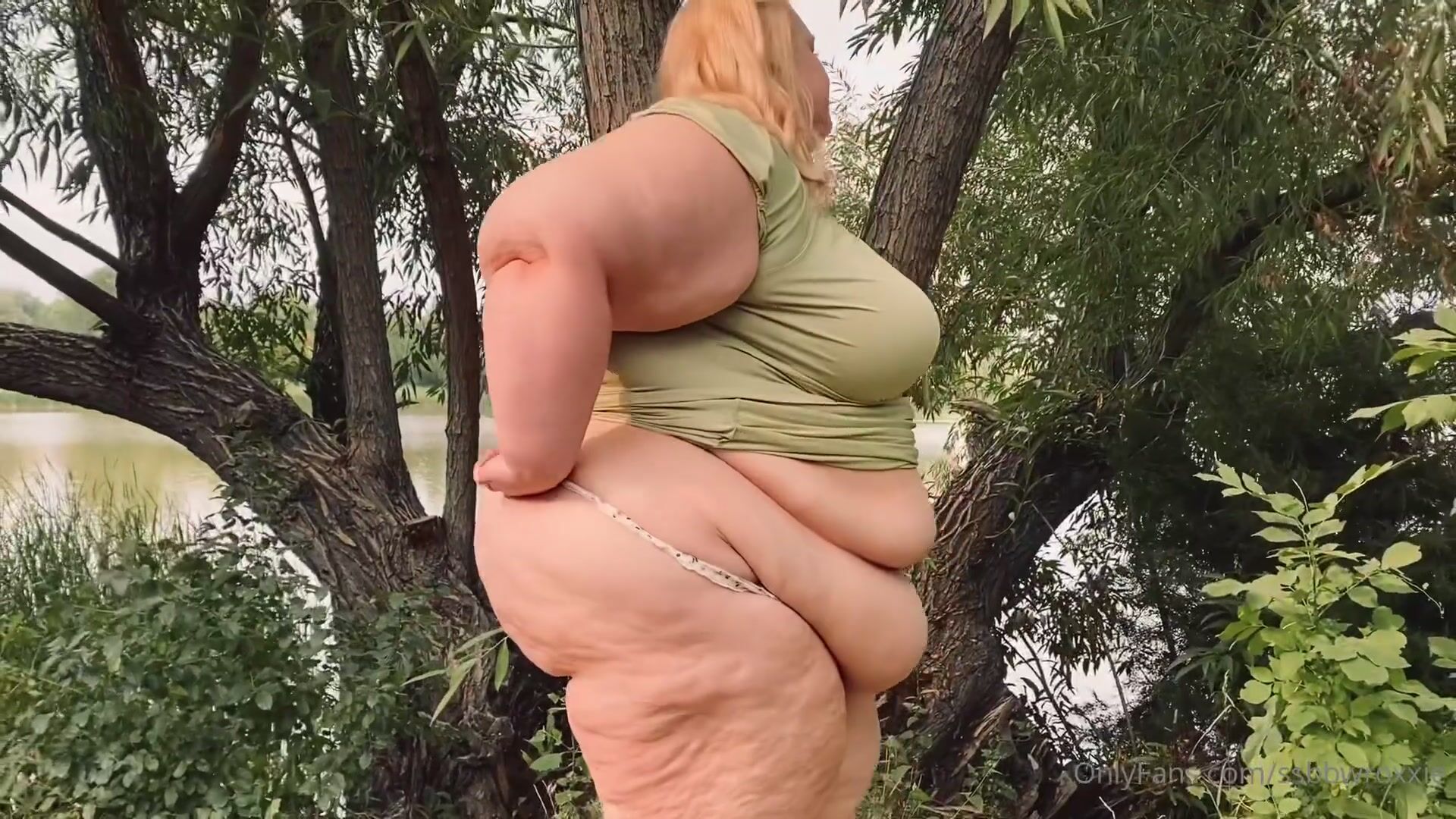 SSBBW Foxy Roxxie - Short Walk