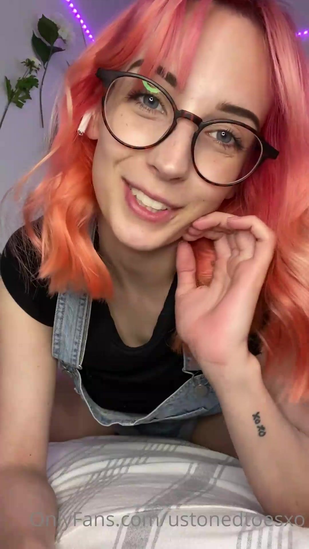 Ustonedtoesxo 10 mins of me smoking as many bowls as i can and cha xxx  onlyfans