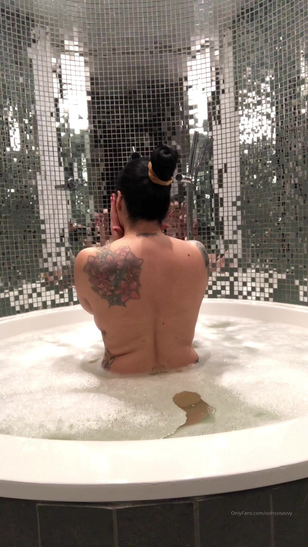 Oohsosavvy who wants to take a long hot bath w me & wash my entire body